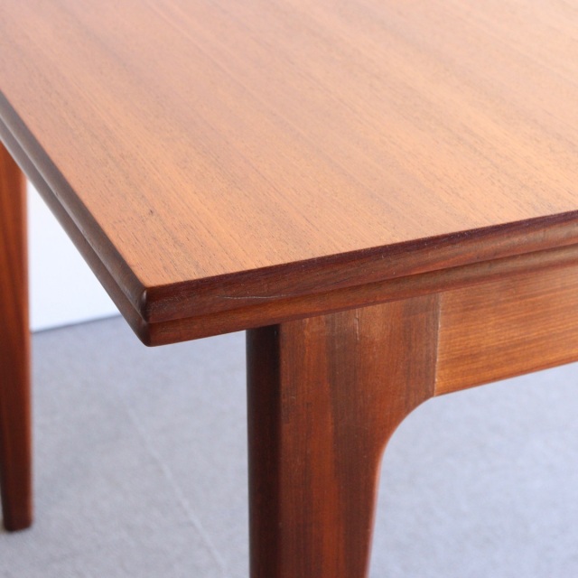 ヤンガーYOUNGERのダイニングテーブル