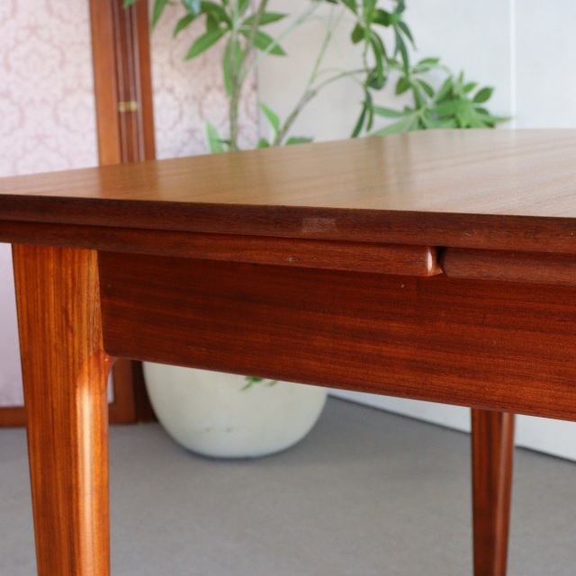 ヤンガーYOUNGERのダイニングテーブル