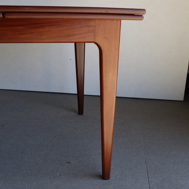 ヤンガーYOUNGERのダイニングテーブル