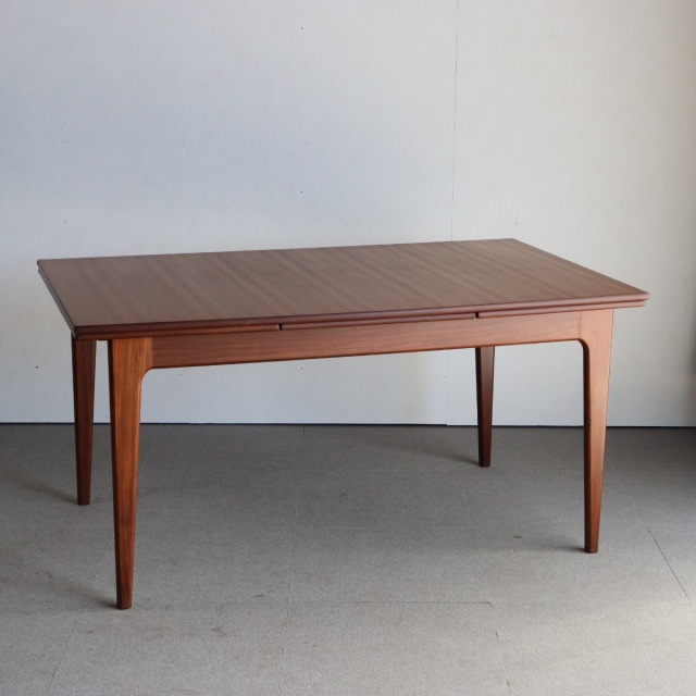 ヤンガーYOUNGERのダイニングテーブル