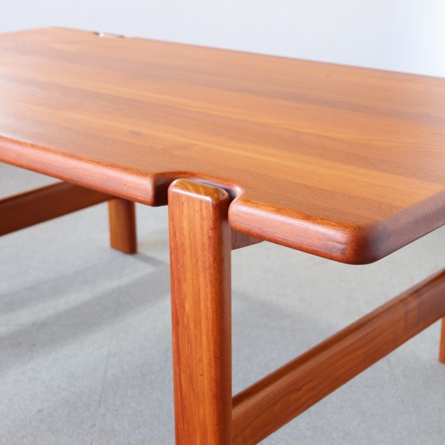 デンマーク製コーヒーテーブル。穏やかなチークの木目が美しい北欧ヴィンテージ。時間が磨いた艶が印象的。