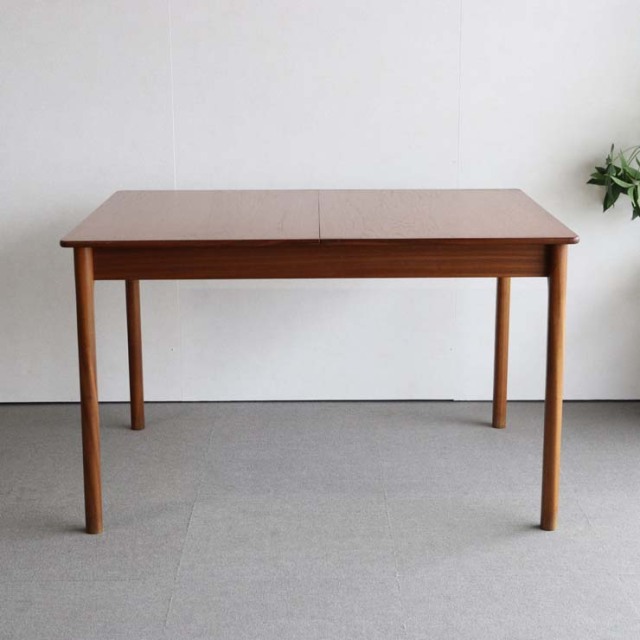 マッキントッシュMcintoshのダイニングテーブル。北欧モダンのシンプルなデザイン。