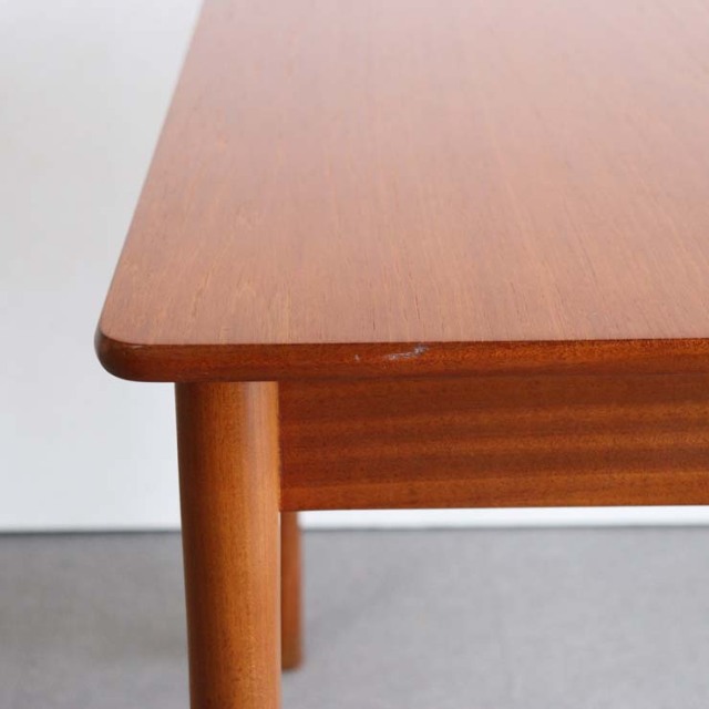 マッキントッシュMcintoshのダイニングテーブル。北欧モダンのシンプルなデザイン。