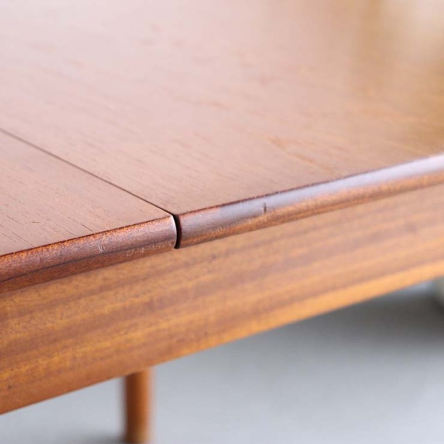 マッキントッシュMcintoshのダイニングテーブル。北欧モダンのシンプルなデザイン。