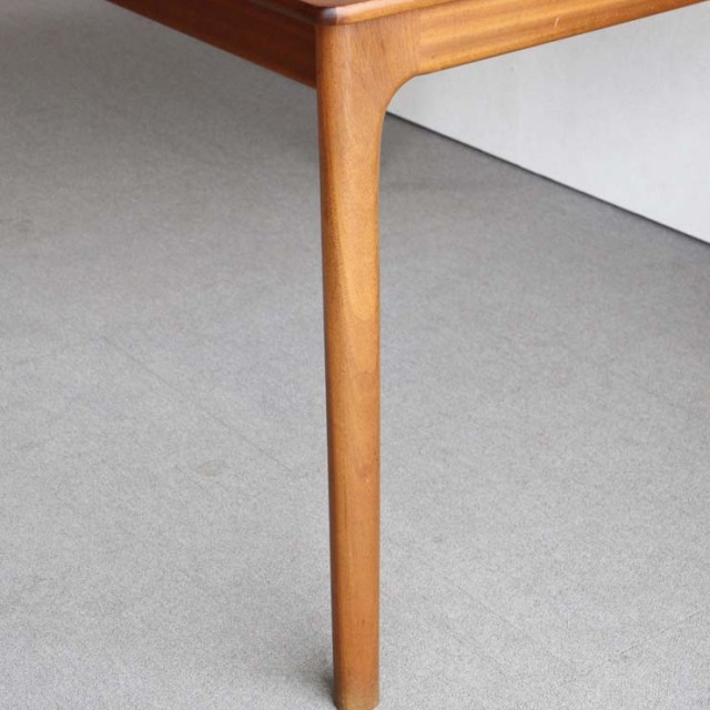 マッキントッシュMcintoshのダイニングテーブル。北欧モダンのシンプルなデザイン。