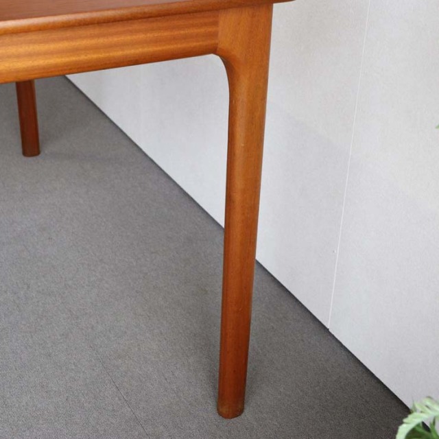 マッキントッシュMcintoshのダイニングテーブル。北欧モダンのシンプルなデザイン。