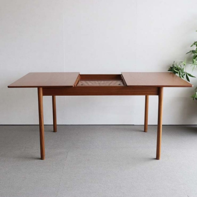 マッキントッシュMcintoshのダイニングテーブル。北欧モダンのシンプルなデザイン。