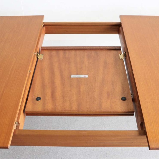 マッキントッシュMcintoshのダイニングテーブル。北欧モダンのシンプルなデザイン。