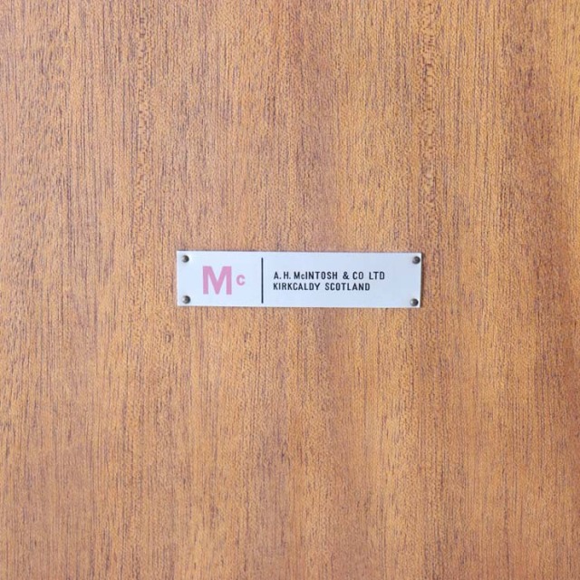 マッキントッシュMcintoshのダイニングテーブル。北欧モダンのシンプルなデザイン。