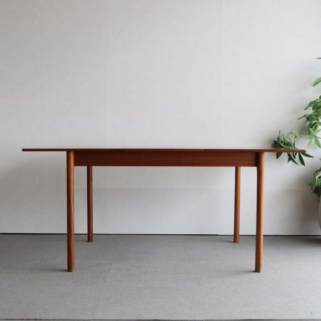 マッキントッシュMcintoshのダイニングテーブル。北欧モダンのシンプルなデザイン。