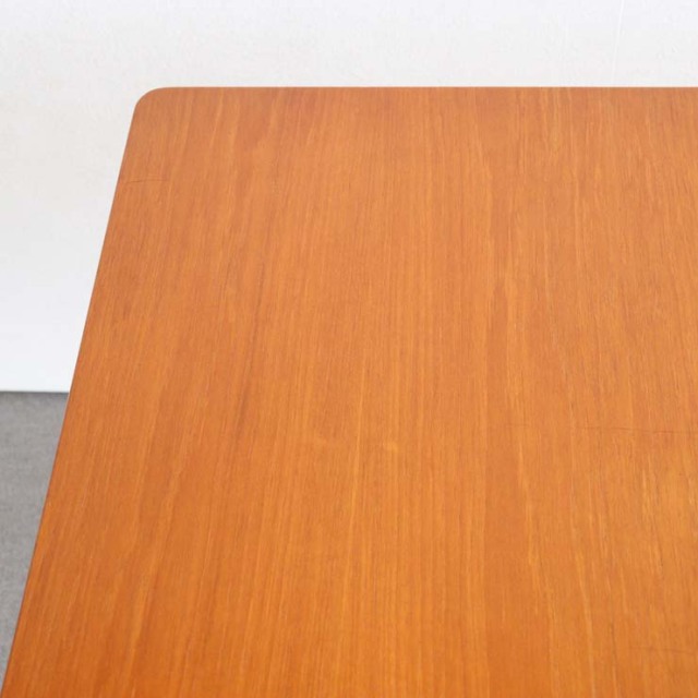 マッキントッシュMcintoshのダイニングテーブル。北欧モダンのシンプルなデザイン。