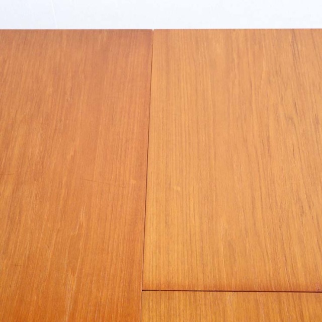 マッキントッシュMcintoshのダイニングテーブル。北欧モダンのシンプルなデザイン。