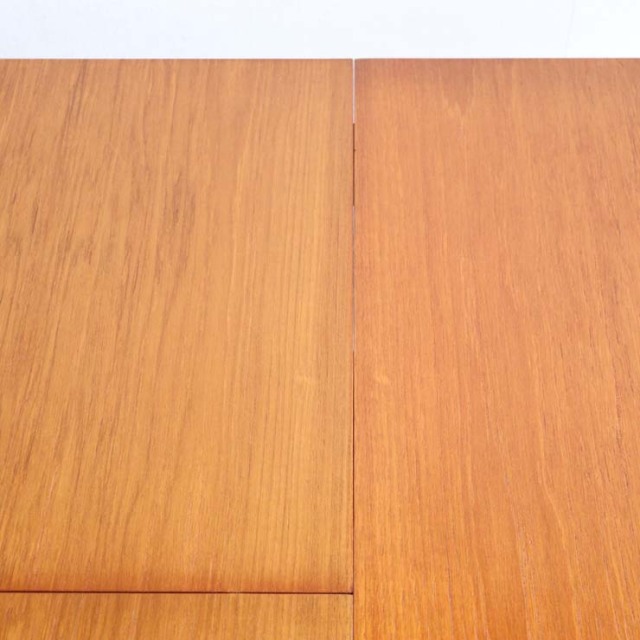 マッキントッシュMcintoshのダイニングテーブル。北欧モダンのシンプルなデザイン。