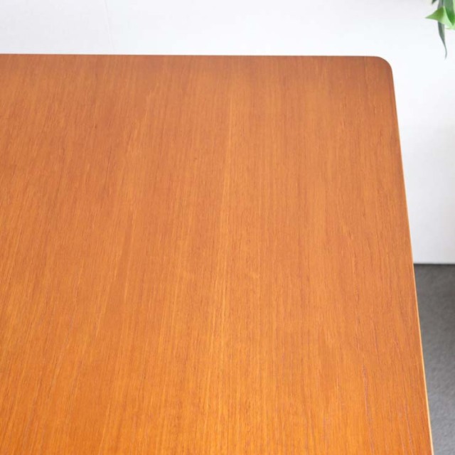 マッキントッシュMcintoshのダイニングテーブル。北欧モダンのシンプルなデザイン。