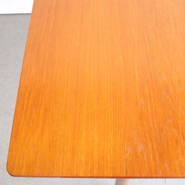 マッキントッシュMcintoshのダイニングテーブル。北欧モダンのシンプルなデザイン。