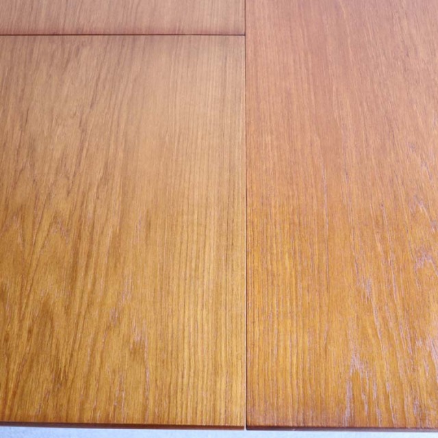 マッキントッシュMcintoshのダイニングテーブル。北欧モダンのシンプルなデザイン。