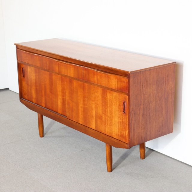 サイドボード。チーク材の木目がやさしく映える北欧ヴィンテージ。品のある空気感。