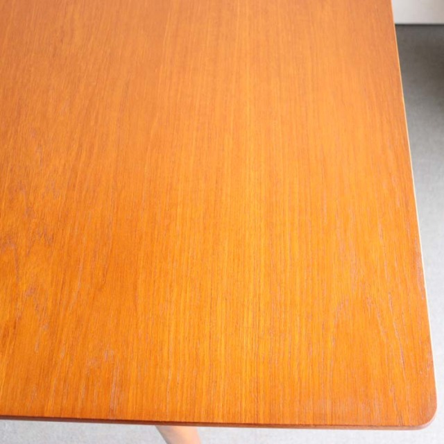 マッキントッシュMcintoshのダイニングテーブル。北欧モダンのシンプルなデザイン。