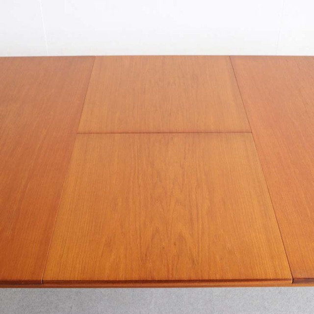 マッキントッシュMcintoshのダイニングテーブル。北欧モダンのシンプルなデザイン。