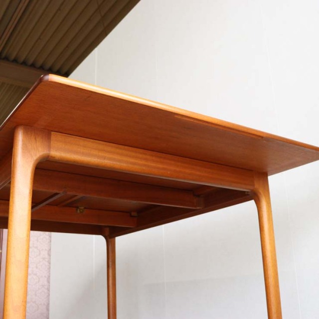 マッキントッシュMcintoshのダイニングテーブル。北欧モダンのシンプルなデザイン。