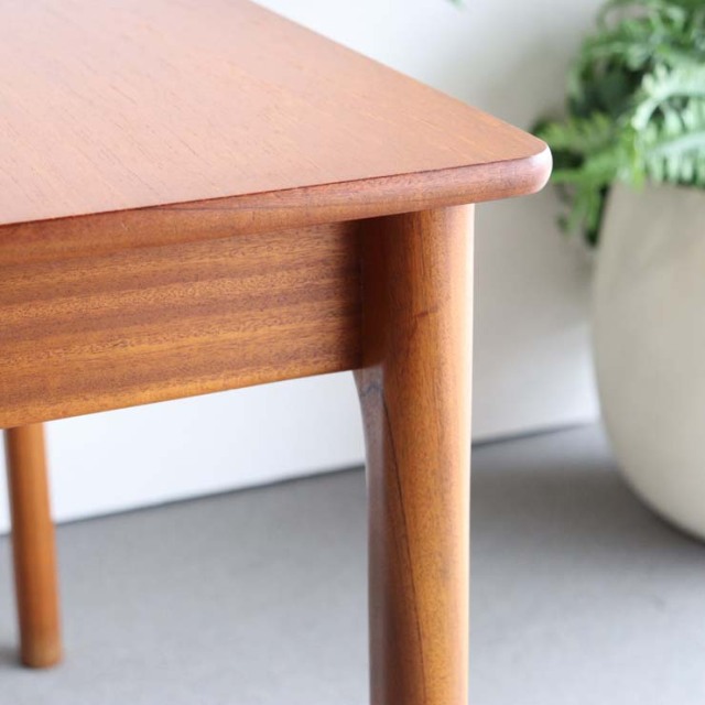 マッキントッシュMcintoshのダイニングテーブル。北欧モダンのシンプルなデザイン。