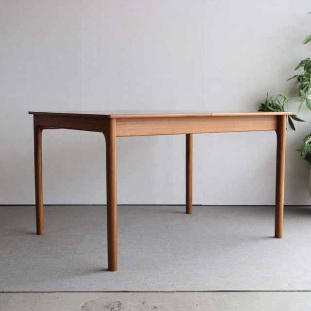 マッキントッシュMcintoshのダイニングテーブル。北欧モダンのシンプルなデザイン。