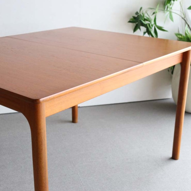 マッキントッシュMcintoshのダイニングテーブル。北欧モダンのシンプルなデザイン。
