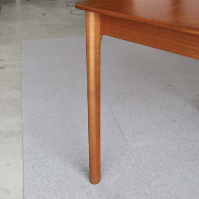 マッキントッシュMcintoshのダイニングテーブル。北欧モダンのシンプルなデザイン。