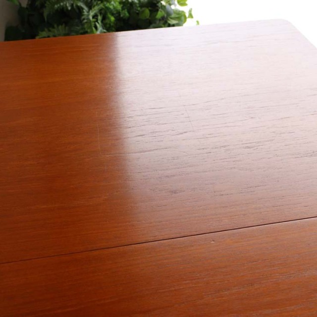 マッキントッシュMcintoshのダイニングテーブル。北欧モダンのシンプルなデザイン。