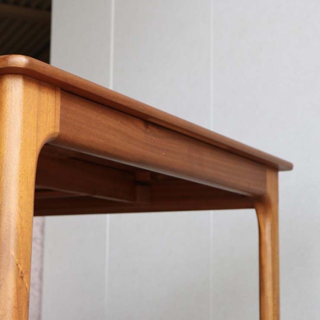 マッキントッシュMcintoshのダイニングテーブル。北欧モダンのシンプルなデザイン。