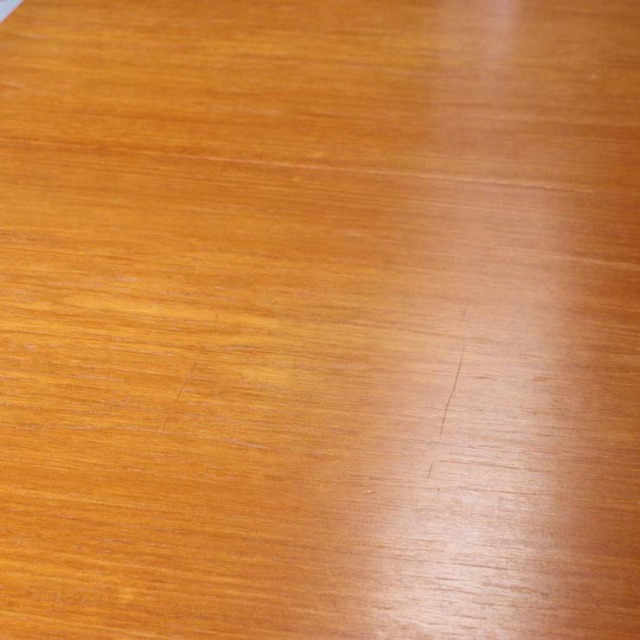 マッキントッシュMcintoshのダイニングテーブル。北欧モダンのシンプルなデザイン。