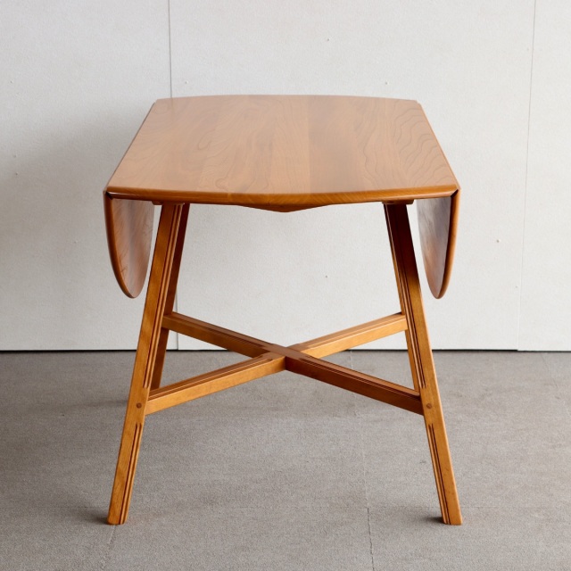 アーコールERCOLのダイニングテーブル