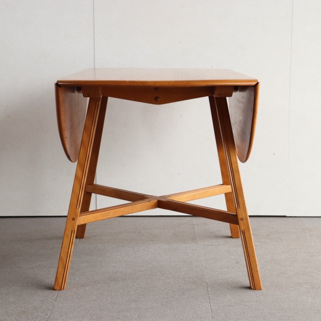 アーコールERCOLのダイニングテーブル