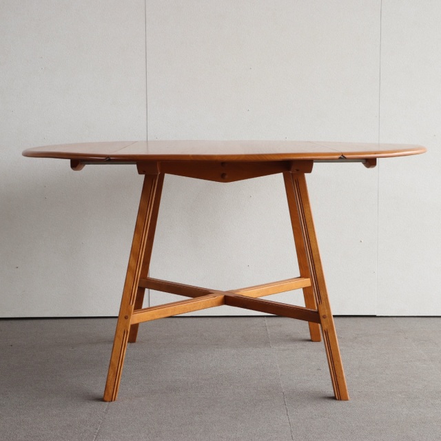 アーコールERCOLのダイニングテーブル