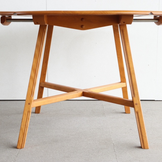 アーコールERCOLのダイニングテーブル