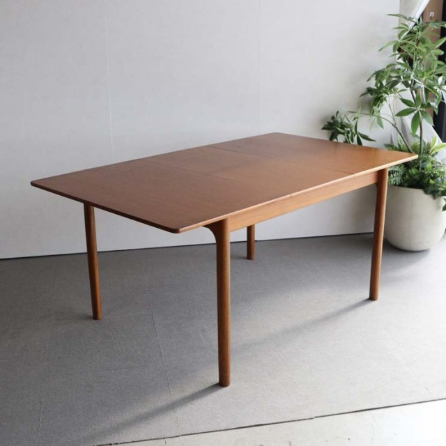 マッキントッシュMcintoshのダイニングテーブル。北欧モダンのシンプルなデザイン。