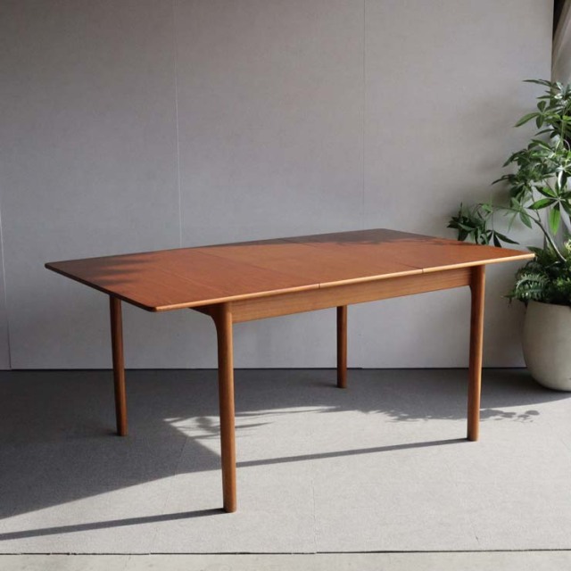 マッキントッシュMcintoshのダイニングテーブル。北欧モダンのシンプルなデザイン。