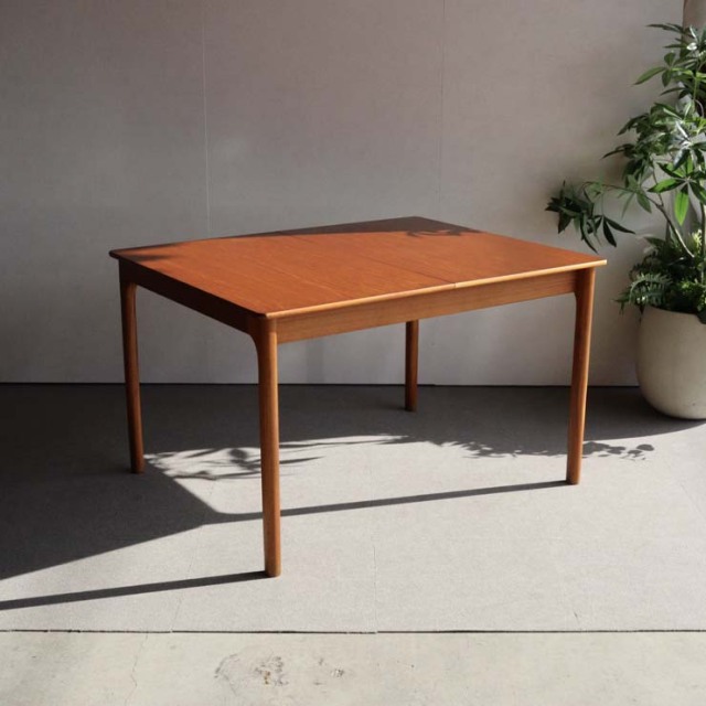 マッキントッシュMcintoshのダイニングテーブル。北欧モダンのシンプルなデザイン。