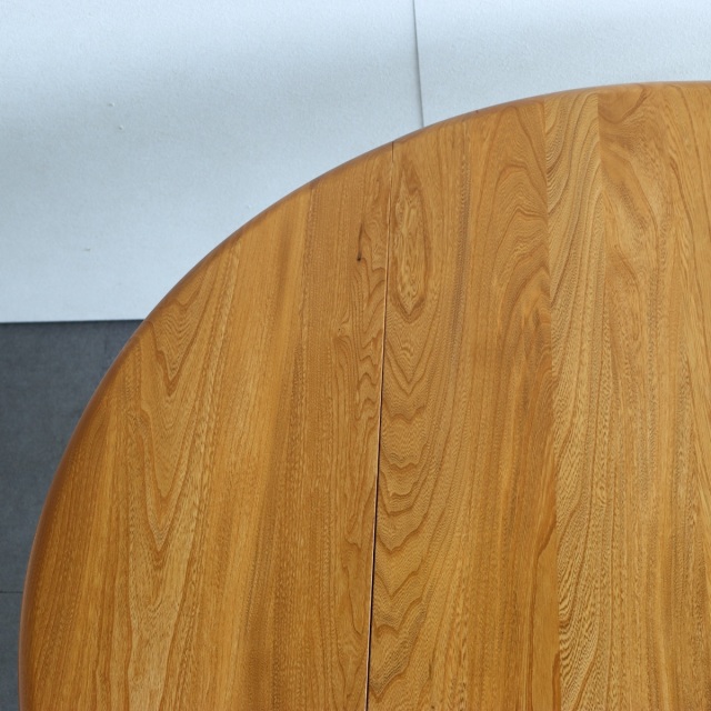 アーコールERCOLのダイニングテーブル