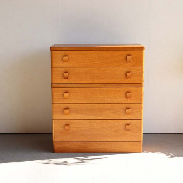 スタッグSTAG社製のヴィンテージ5段チェスト。ミッドセンチュリーモダンのシンプルなデザイン。