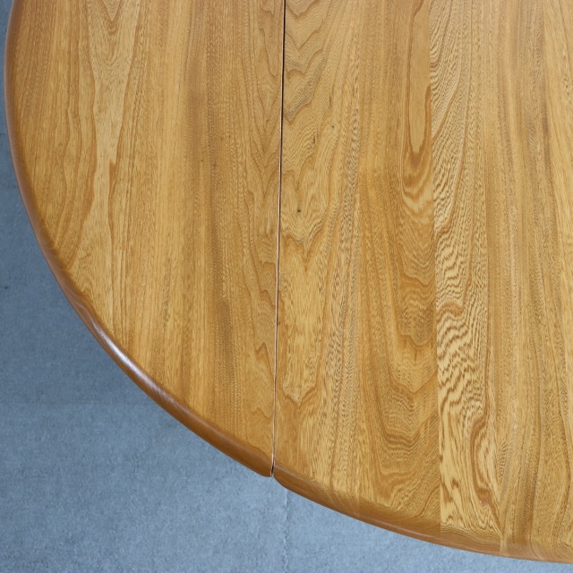 アーコールERCOLのダイニングテーブル