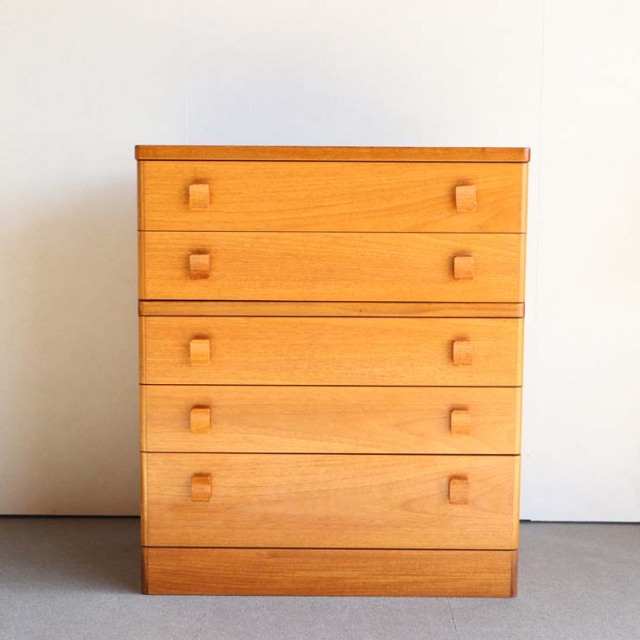 スタッグSTAG社製のヴィンテージ5段チェスト。ミッドセンチュリーモダンのシンプルなデザイン。