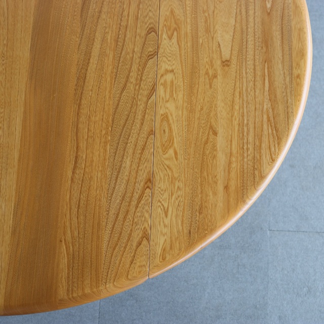 アーコールERCOLのダイニングテーブル