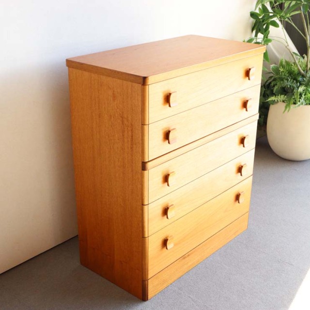 スタッグSTAG社製のヴィンテージ5段チェスト。ミッドセンチュリーモダンのシンプルなデザイン。