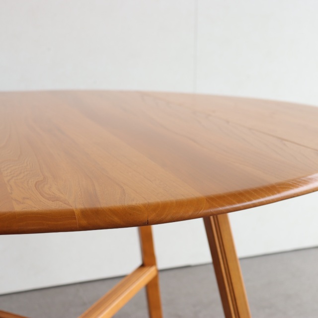 アーコールERCOLのダイニングテーブル