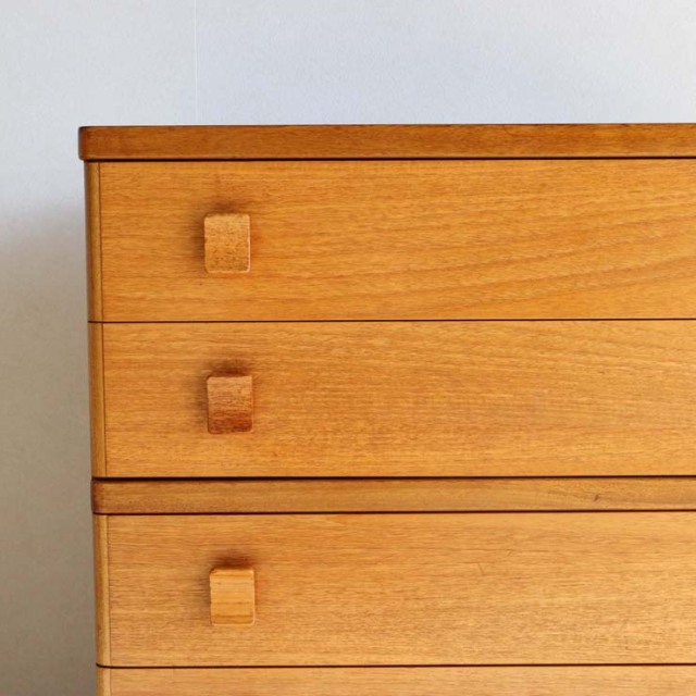 スタッグSTAG社製のヴィンテージ5段チェスト。ミッドセンチュリーモダンのシンプルなデザイン。