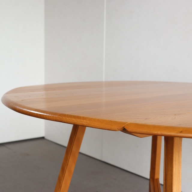 アーコールERCOLのダイニングテーブル