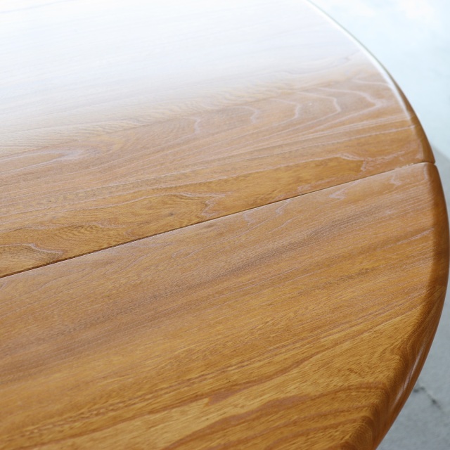 アーコールERCOLのダイニングテーブル