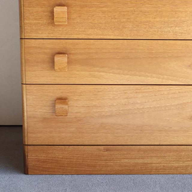 スタッグSTAG社製のヴィンテージ5段チェスト。ミッドセンチュリーモダンのシンプルなデザイン。