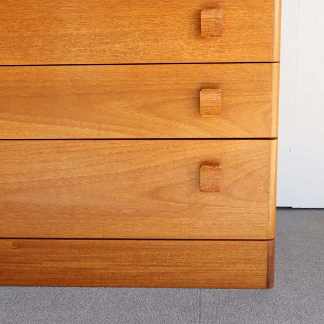 スタッグSTAG社製のヴィンテージ5段チェスト。ミッドセンチュリーモダンのシンプルなデザイン。